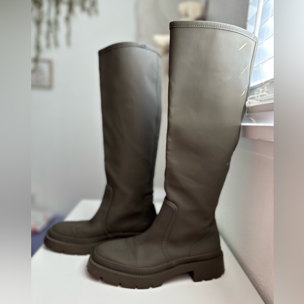 ZARA women’s Rubberized tall flat boots